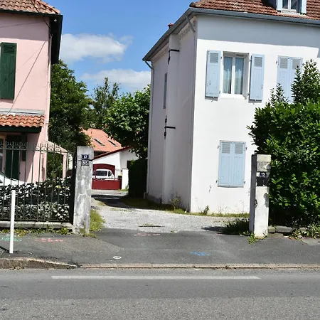 Regis - Jardin-parking-wifi-equipe